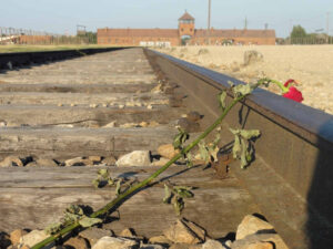 Auschwitz-Birkenau-Haupttor-Rampe