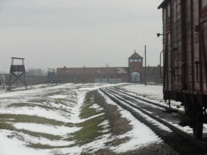Auschwitz-Birkenau Rampe mit Haupttor