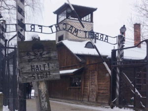 Auschwitz-Birkenau Haupteingang vom Stammlager